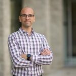 Headshot Abe Oudshoorn 2022 (002)